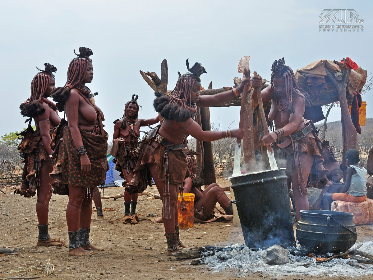 Omangete - Himba vrouwen Vrouwen en meisjes van de Himba stam doen er meer arbeidsintensieve werk dan mannen en jongens; zoals het melken van de koeien en geiten, het verzorgen van de kinderen, het dragen van water naar het dorp, het verzamelen van brandhout, het koken, het maken van sierraden en kleding, ... De belangrijkste taak van de mannen is het hoeden van het vee.<br />
<br />
De vrouwen zijn beroemd voor het insmeren van hun haar en lichaam met otjize (een mix van vet en oker). Ze gebruiken dit vanwege de waterschaarste en om zichzelf te beschermen tegen het extreem warme en droge klimaat en ook tegen muggen- en insectenbeten. Traditioneel zijn de mannen en vrouwen topless en dragen ze rokken gemaakt van dierenhuiden. De vrouwen dragen ook heel wat sieraden.<br />
 Stefan Cruysberghs